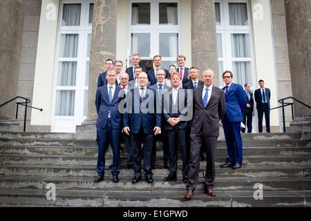 Prince Albert of Monaco (C) Besuche Pavillon De Witte für ein Treffen mit Baggerarbeiten Unternehmen Boskalis und Van Oord in Scheveningen, Niederlande, 4. Juni 2014. Foto: Patrick van Katwijk / Niederlande und Frankreich aus - NO WIRE SERVICE Stockfoto