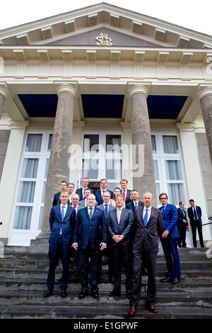 Prince Albert of Monaco (C) Besuche Pavillon De Witte für ein Treffen mit Baggerarbeiten Unternehmen Boskalis und Van Oord in Scheveningen, Niederlande, 4. Juni 2014. Foto: Patrick van Katwijk / Niederlande und Frankreich aus - NO WIRE SERVICE Stockfoto