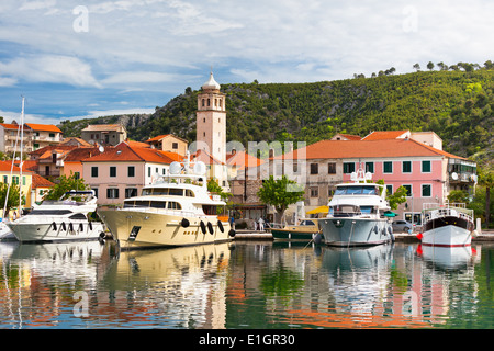 Skradin ist eine kleine historische Stadt und Hafen an der Adria und dem Fluss Krka in Kroatien Stockfoto