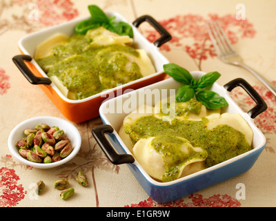 Auberginen-Ravioli mit Pistazien-Pesto. Rezept zur Verfügung. Stockfoto