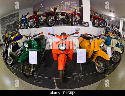 Suhl, Deutschland. 4. Juni 2014. Auf dem Display des Musée Vehicel in Suhl, Deutschland, 4. Juni 2014 sind verschiedene Modelle von Simson Schwalbe (Vorderreihe). Das klassische Motorrad aus der DDR feiert seinen 50. Geburtstag im Juli. Foto: MARTIN SCHUTT/Dpa/Alamy Live News Stockfoto