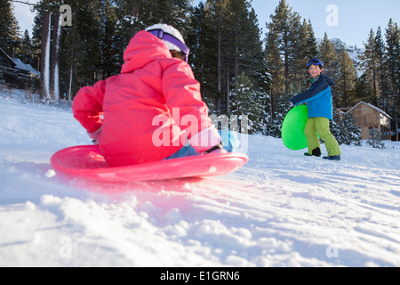 Skifahren auf Schnee Boden Geschwister Stockfoto