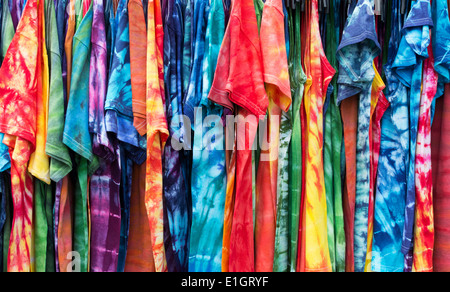 Binden Sie gefärbte-t-Shirts auf einem Gestell auf einem VW-Show. England Stockfoto