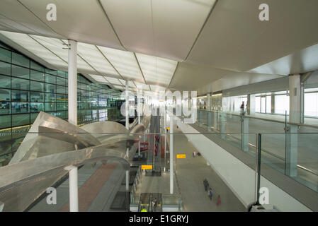 Heathrow Airport Terminal 2, London UK. 4. Juni 2014. Erste Flüge kommen am neuen Terminal 2 heute fast 60 Jahre nach dem Original terminal 2 als erste Passagierterminal des Flughafens im Jahr 1955 eröffnet. Terminal 2 ist ein £ 2,5 Milliarden-Projekt markieren die letzte Phase der Umwandlung des Flughafens für Passagiere Investitionen des Privatsektors eine £ 11 Milliarden. Bildnachweis: Malcolm Park Leitartikel/Alamy Live-Nachrichten Stockfoto