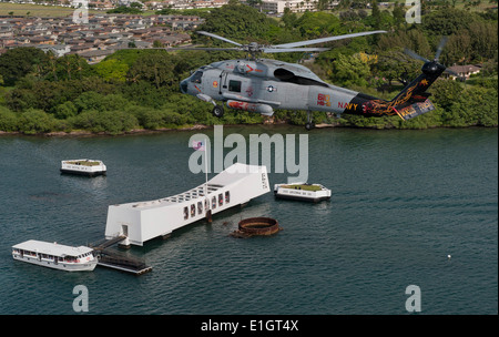 110610-N-DR144-218 PEARL HARBOR (10. Juni 2011) zugewiesen ein SH-60F Sea Hawk-Hubschrauber, Hubschrauber Anti-Submarine Squadron (H Stockfoto