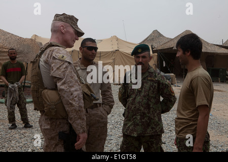 US Marine Corps Generalmajor John A. Toolan, Kommandant, Regional Command (Südwesten), besucht eine Afghan National Army Post bei Com Stockfoto