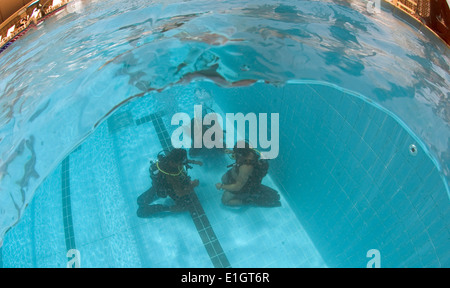 U.S. Navy Chief Navy Diver Aaron Knight, rechts, Commander zugewiesen, Task Group (CTG) 56.1, führt eine Einarbeitung Tauchgang w Stockfoto