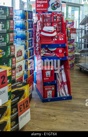 Rack der Fußball WM 2014 waren in der Coop-Filiale in Greenwich, London, UK Stockfoto