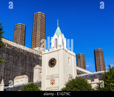 Trinity Hospital Clock Tower und Greenwich Kraftwerk Schornsteine, Thames Path, Greenwich, London SE10 Stockfoto