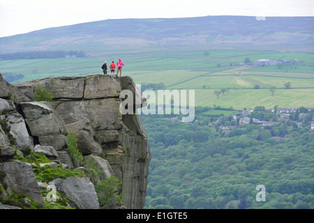 Abseilen, die Kuh und das Kalb Felswand auf Ilkley Moor, West Yorkshire, England, Großbritannien Stockfoto