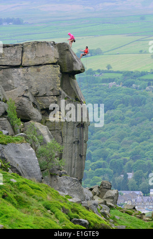 Abseilen an der Felswand Kuh und Kalb auf Ilkley Moor West Yorkshire England UK Stockfoto