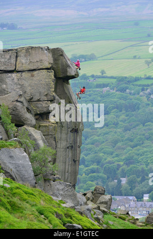 Abseilen an der Felswand Kuh und Kalb auf Ilkley Moor West Yorkshire England UK Stockfoto