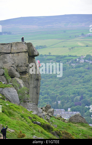 Abseilen an der Felswand Kuh und Kalb auf Ilkley Moor West Yorkshire England UK Stockfoto