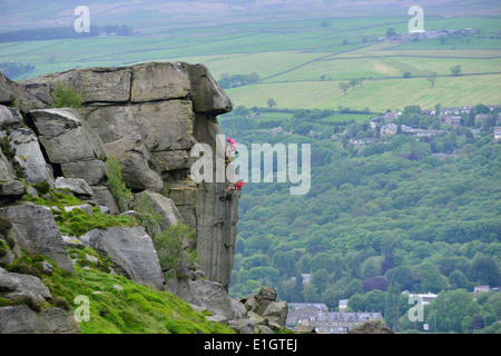 Abseilen an der Felswand Kuh und Kalb auf Ilkley Moor West Yorkshire England UK Stockfoto