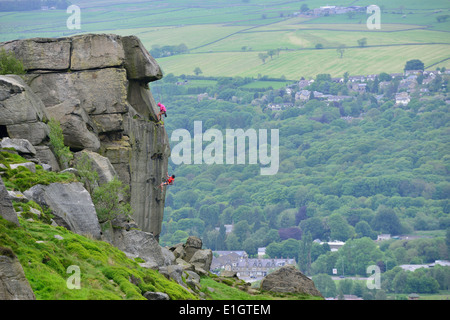 Abseilen an der Felswand Kuh und Kalb auf Ilkley Moor West Yorkshire England UK Stockfoto