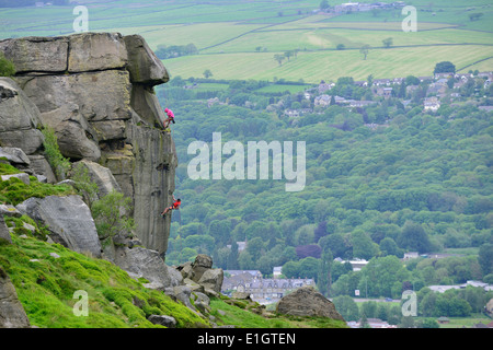 Abseilen an der Felswand Kuh und Kalb auf Ilkley Moor West Yorkshire England UK Stockfoto