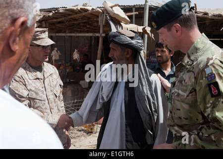 US Marine Corps Lieutenant Colonel Sean Riordan, links, der befehlshabende Offizier des 1. Bataillons, 3rd Marine Regiment; und Briten Stockfoto