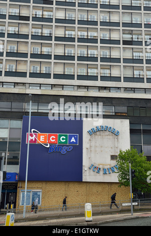 Bradford-Eisbahn und Mecca Bingo unterzeichnen. West Yorkshire Stockfoto