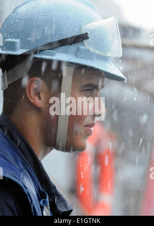 Seaman Everett Crockett Uhren einen Betankung Rig Ansatz der geführte Flugkörper Kreuzer USS Cowpens (CG-63), während eine Wiederauffüllung Stockfoto