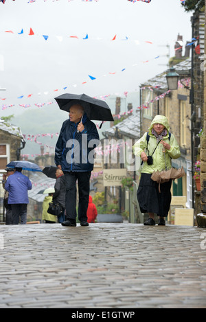 Schauen unten Hauptstraße im Dorf von Haworth, wo die Bronte Familie lebte. West Yorkshire. UK Stockfoto