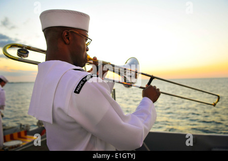 US Navy Petty Officer 3rd Class Dwight Moffitt spielt die Posaune im Rahmen eines Empfangs der Abreise von Dili, Timore-Leste, Juni Stockfoto