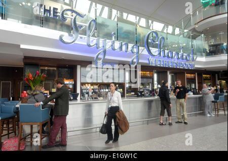 London, UK, Heathrow Terminal 2 wird nach umfangreichen 2 £5bn Sanierung als Queen es Terminal geöffnet. Flüge sind Flüge nach mit 34 abgeschafft werden nur 10 % der Kapazität am ersten Tag Credit: JOHNNY ARMSTEAD/Alamy Live News Stockfoto