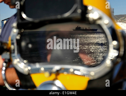 US Navy Diver 2. Klasse Ryan Arnold, zugewiesen, Mobile Tauchen und Salvage Unit (MDSU) 2, beobachtet den chilenischen marinen Öler CNS Stockfoto