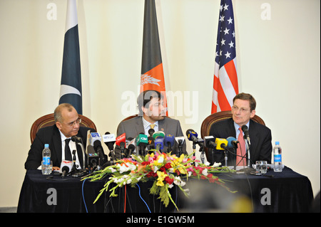 Von links, pakistanischen Außenminister Salman Bashir, afghanische stellvertretende Außenminister H.E. Jawed Ludin und US Special statt Stockfoto