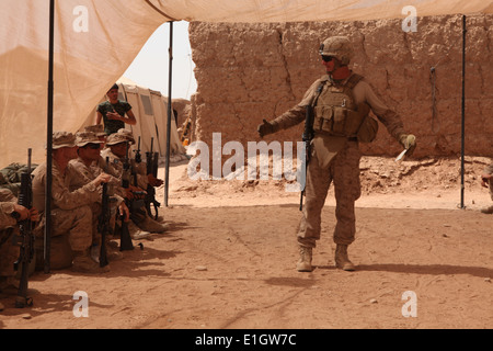 US Marine Corps Sgt. Major Jim E. Lanham, Sgt. Major für 3. Bataillon, 6. Marineregiment (3/6), im Gespräch mit US-Marines f Stockfoto