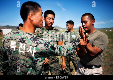 CPL. Antonio Garay, ein Marine-Corps-Programm Kampfsportlehrer mit 1. Bataillon, 11. Marine Regiment, 1st Marine Divisio Stockfoto