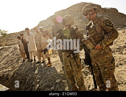 US Army Staff Sgt Michael Isherwood, zweiter von rechts, ein Squad-Leader befestigt, Laghman Provinz Wiederaufbau Team (P) Stockfoto