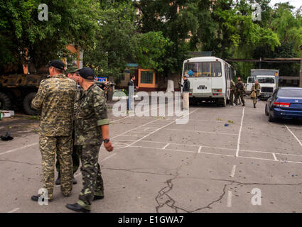 Luhansk, Ukraine, 4. Juni 2014. Bewaffnete Räuber überfallen Militärlager--In Luhansk militanten beschlagnahmt das Militärlager das Regiment stationiert Patrouille Nationalgarde der Ukraine wurde. Angriff dauerte mehr als zehn Stunden. Ca. 300 Kämpfer aus Gewehre, Maschinengewehre, Granaten und Granatwerfer, Scharfschützen auch gefeuert. Bildnachweis: Igor Golovnov/Alamy Live-Nachrichten Stockfoto