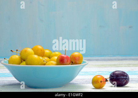 Schüssel voller gelben Pflaumen Stockfoto