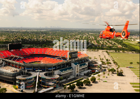 MIAMI - führt eine Coast Guard Air Station Miami MH-65 Dolphin-Helikopter-Besatzung eine Praxis-Fliege über der Sun Life Stadium Aug. 3, Stockfoto