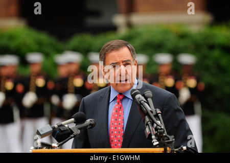 E.-Verteidigungsminister Leon Panetta liefert Hinweise auf den Abschied Tribut für stellvertretender Vorsitzender der Joint Chiefs Of Staff Ma Stockfoto