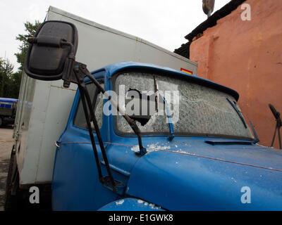 Luhansk, Ukraine, 4. Juni 2014. Windschutzscheibe des LKW wurde offenbar durch zum Spaß gedreht – In Luhansk militanten beschlagnahmt das Militärlager das Regiment stationiert Patrouille Nationalgarde der Ukraine wurde. Angriff dauerte mehr als zehn Stunden. Ca. 300 Kämpfer aus Gewehre, Maschinengewehre, Granaten und Granatwerfer, Scharfschützen auch gefeuert. Bildnachweis: Igor Golovnov/Alamy Live-Nachrichten Stockfoto