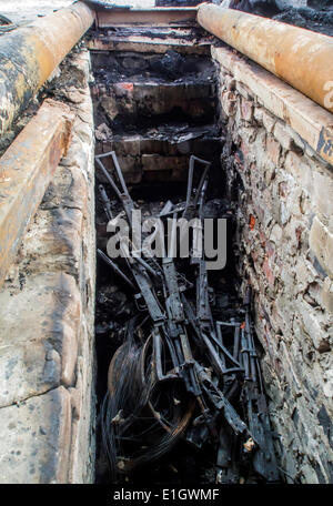 Luhansk, Ukraine, 4. Juni 2014. Ukrainischen Nationalgarde Soldaten vor dem Rückzug verbrannt Schusswaffen--In Luhansk militanten beschlagnahmt das Militärlager das Regiment stationiert Patrouille Nationalgarde der Ukraine wurde. Angriff dauerte mehr als zehn Stunden. Ca. 300 Kämpfer aus Gewehre, Maschinengewehre, Granaten und Granatwerfer, Scharfschützen auch gefeuert. Bildnachweis: Igor Golovnov/Alamy Live-Nachrichten Stockfoto