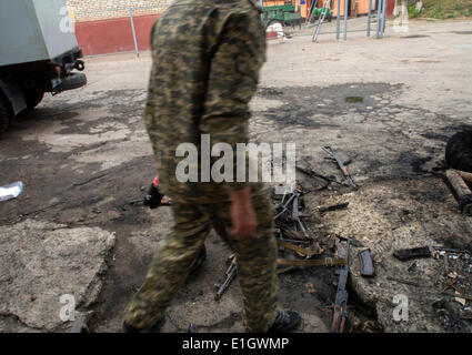 Luhansk, Ukraine, 4. Juni 2014. Ukrainischen Nationalgarde Soldaten vor dem Rückzug verbrannt Schusswaffen--In Luhansk militanten beschlagnahmt das Militärlager das Regiment stationiert Patrouille Nationalgarde der Ukraine wurde. Angriff dauerte mehr als zehn Stunden. Ca. 300 Kämpfer aus Gewehre, Maschinengewehre, Granaten und Granatwerfer, Scharfschützen auch gefeuert. Bildnachweis: Igor Golovnov/Alamy Live-Nachrichten Stockfoto