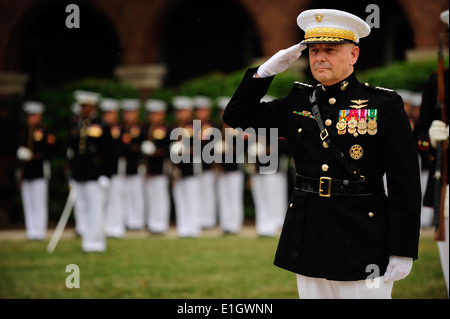 Stellvertretender Vorsitzender der Joint Chiefs Of Staff Marine Corps General James E. Cartwright salutiert während des Abspielens der nationalen Ameise Stockfoto