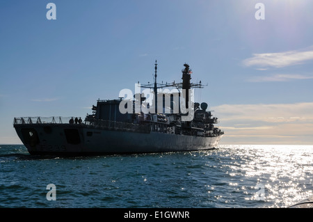 F239, Royal Navy Typ 23 Fregatte HMS Richmond auf hoher See Segeln in Richtung der Sonne Stockfoto