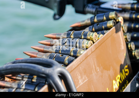 Patronengurt für eine allgemeine Zweck Maschinengewehr (KPMG), Turrett montiert auf einem Schiff der Royal Navy Stockfoto