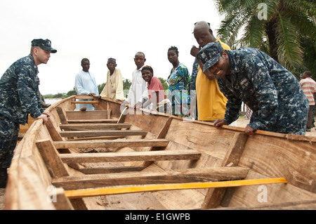 US-Segler Blick auf einem Fischerboot während Beziehungen Gemeinschaftsprojekt in Lagos, Nigeria, 3. August 2011, während Afrika Partner Stockfoto