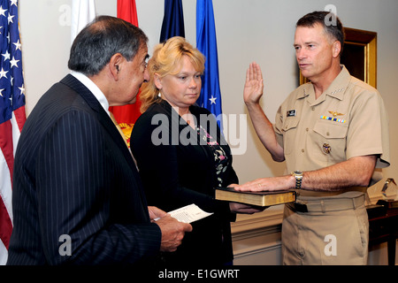 US Marine Admiral James. Ein Winnefeld Jr., Recht, schwört zum neuen stellvertretenden Vorsitzenden der Joint Chiefs Of Staff während einer Zeremonie Stockfoto