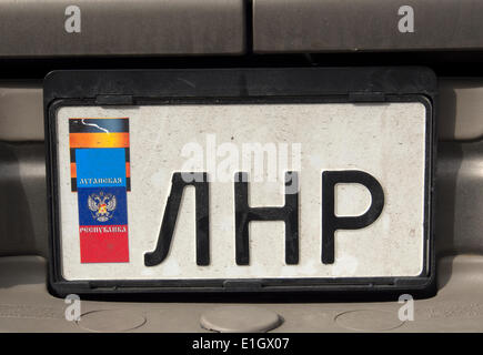 Luhansk, Ukraine, 4. Juni 2014. Kfz-Kennzeichen mit dem Akronym, das steht für "Volksrepublik Luhansk"--In Luhansk militanten beschlagnahmt das Militärlager das Regiment stationiert Patrouille Nationalgarde der Ukraine wurde. Angriff dauerte mehr als zehn Stunden. Ca. 300 Kämpfer aus Gewehre, Maschinengewehre, Granaten und Granatwerfer, Scharfschützen auch gefeuert. Bildnachweis: Igor Golovnov/Alamy Live-Nachrichten Stockfoto