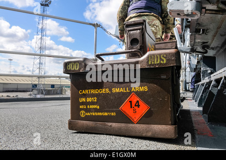 Munitionskisten auf einem Schiff der Royal Navy Stockfoto