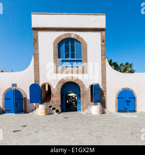 Ansicht des Café Maure eingebaut Teil der alten Stadtmauer, die umgeben von der alten Medina in Casablanca, Marokko. Stockfoto