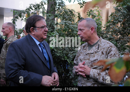 US Marine Corps General John R. Allen, rechts, der International Security Assistance Force (ISAF) Kommandant und Verteidigungsminister Stockfoto