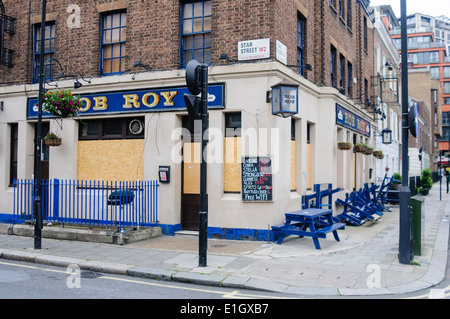 Rob Roy, einem geschlossenen hinunter und mit Brettern vernagelt Kneipe im Zentrum von London, die aus dem Geschäft gegangen ist Stockfoto