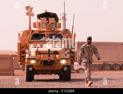 Sgt. Maurice Rue-Whitfield, führt 1. Kalvarienberg Division, 215. Brigade Support Battalion, Boden ein Cayman während einer Ausbildung exe Stockfoto