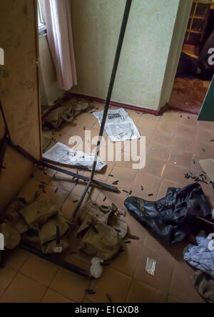 Luhansk, Ukraine, 4. Juni 2014. Abgebrannter Muscheln und andere Spuren des Kampfes in das militärische Hauptquartier--In Luhansk Kämpfer des Militärlagers beschlagnahmt das Regiment wurde stationiert Patrouille Nationalgarde der Ukraine. Angriff dauerte mehr als zehn Stunden. Ca. 300 Kämpfer aus Gewehre, Maschinengewehre, Granaten und Granatwerfer, Scharfschützen auch gefeuert. Bildnachweis: Igor Golovnov/Alamy Live-Nachrichten Stockfoto